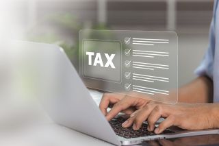 Foto: Laptop mit zwei Händen und Check-Icons