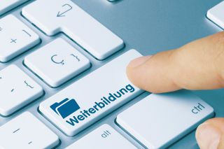 Foto: Tastatur mit Taste Weiterbildung